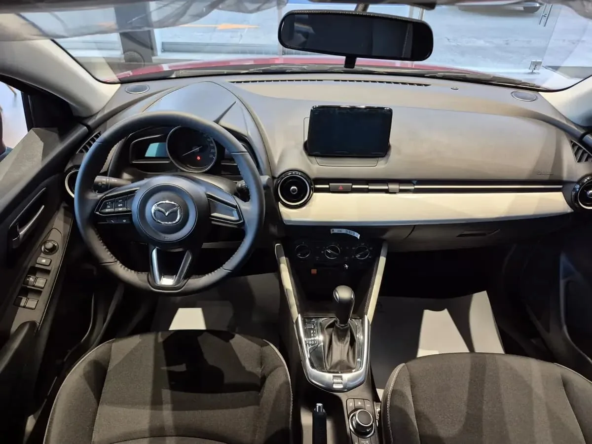 Sedã Mazda 2 Touring 2027 em Brasília — foto 6