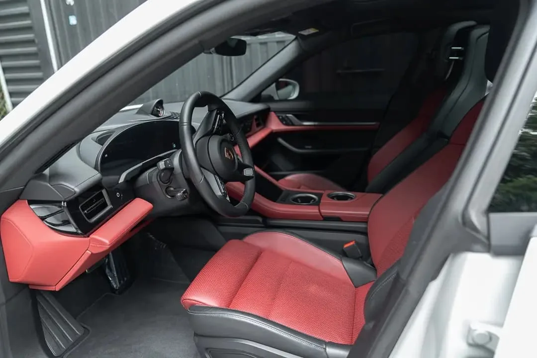 Sedã Porsche Taycan 2025 em Fortaleza — foto 5