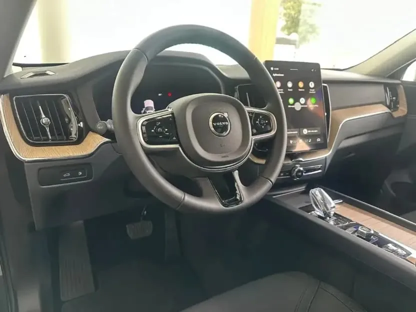 SUV Volvo XC 60 T6 2026 em Goiânia — foto 4
